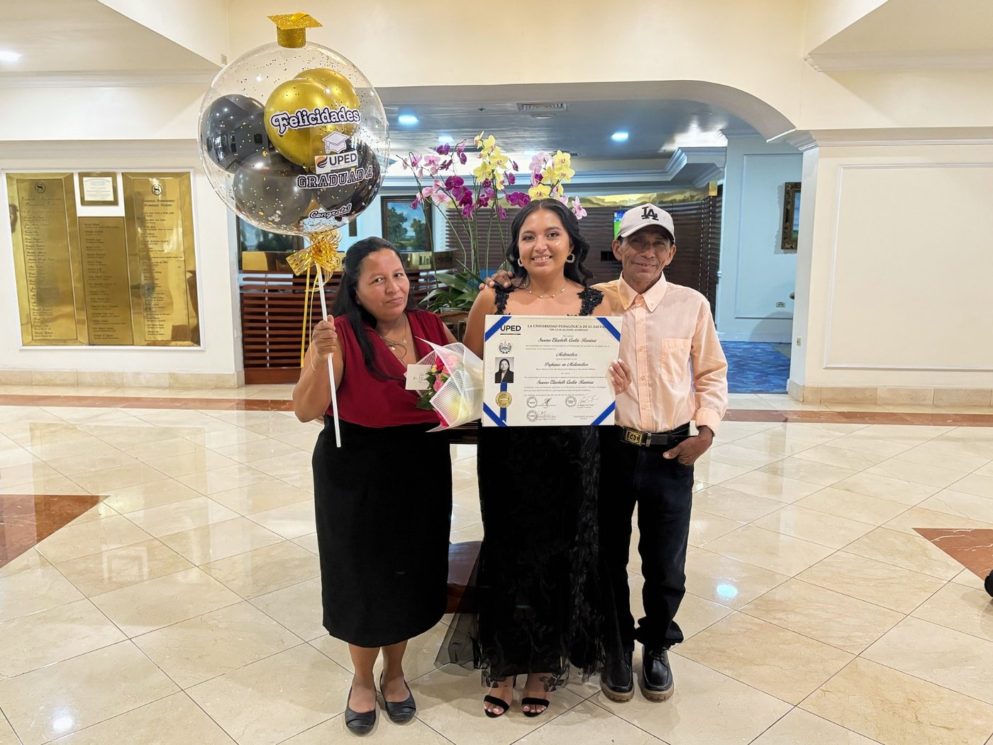 Becaria graduada con su familia